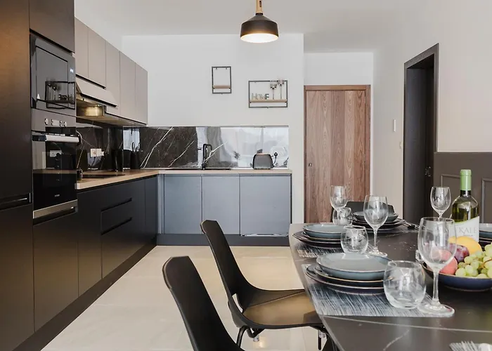 アパート Stunning 2bed In Spb By Homely! セント・ポールズ・ベイ