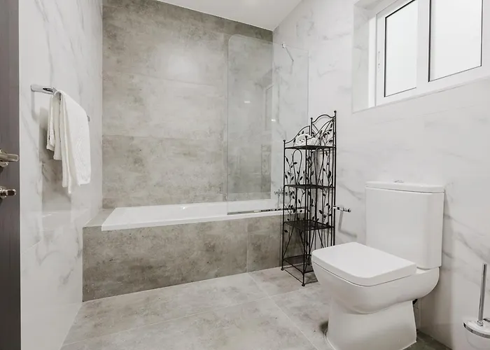 アパート Stunning 2bed In Spb By Homely! セント・ポールズ・ベイ