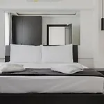 アパート Stunning 2bed In Spb By Homely! セント・ポールズ・ベイ